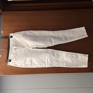 TIME AND TRU SIZE 6 WHITE CROP JEANS